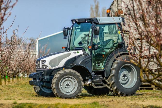 Új Lamborghini Spire F 105 kertészeti traktor.